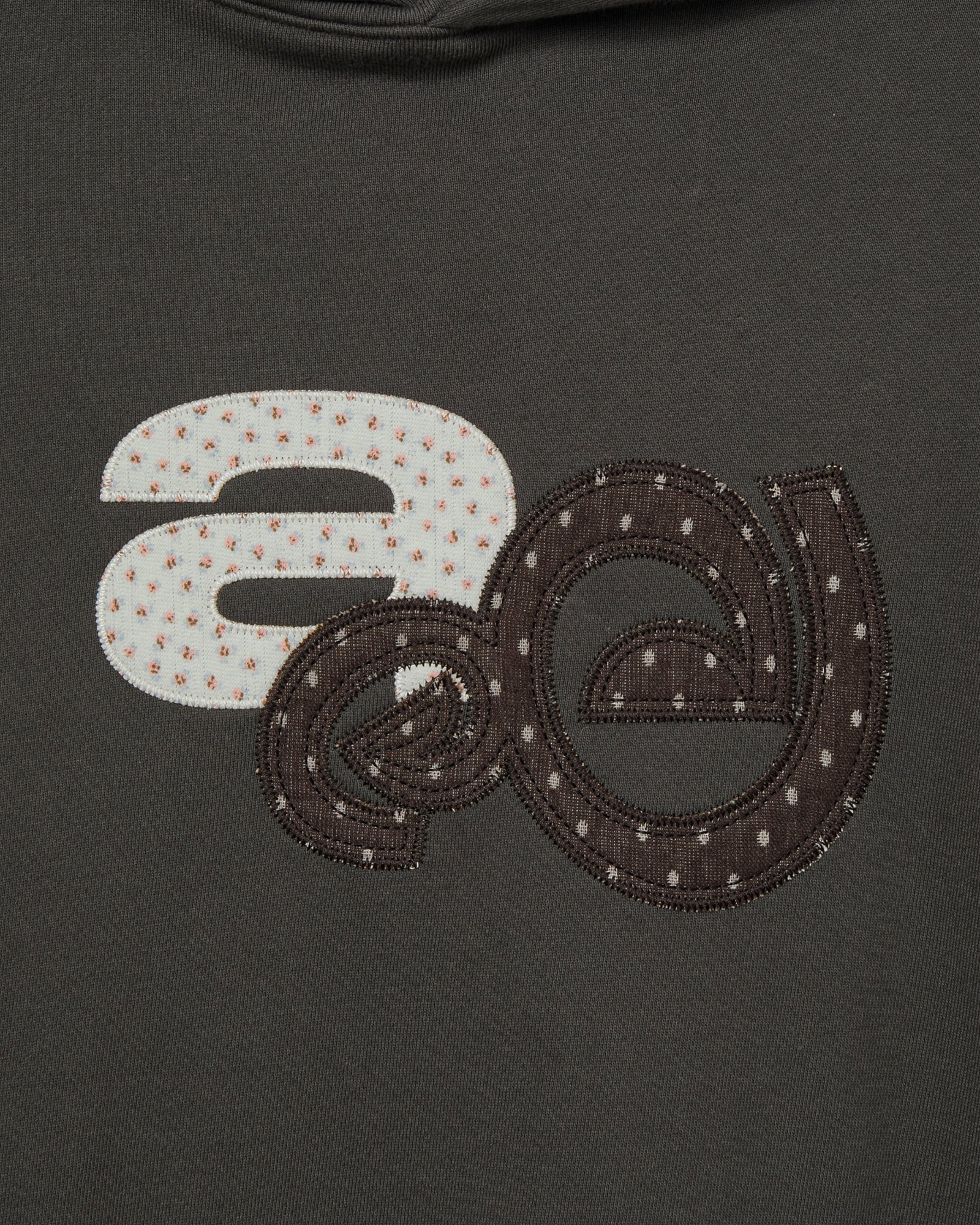 APPLIQUE FLOWER LOGO HOODIE [DARK BROWN]