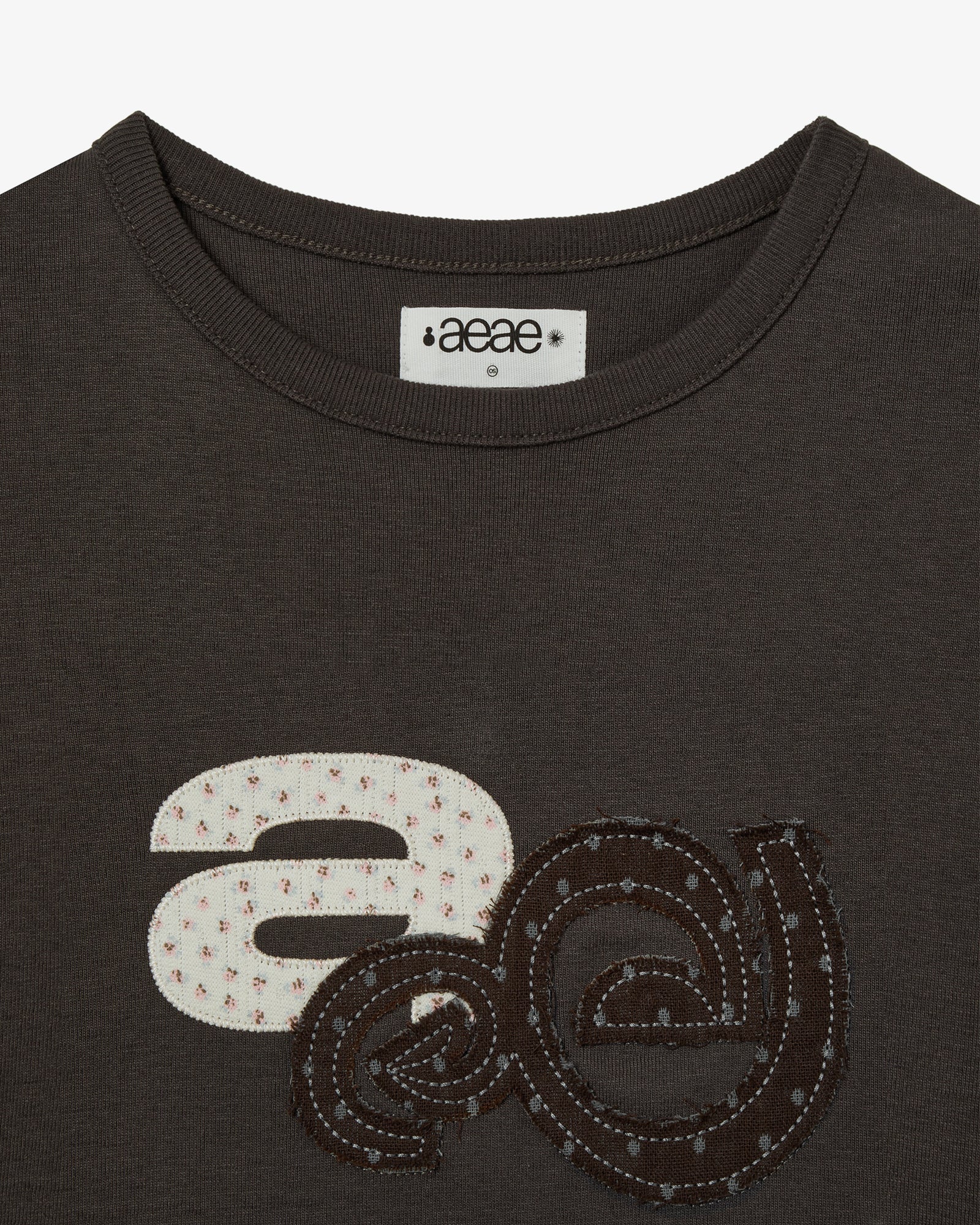APPLIQUE FLOWER LOGO TEE [DARK BROWN]