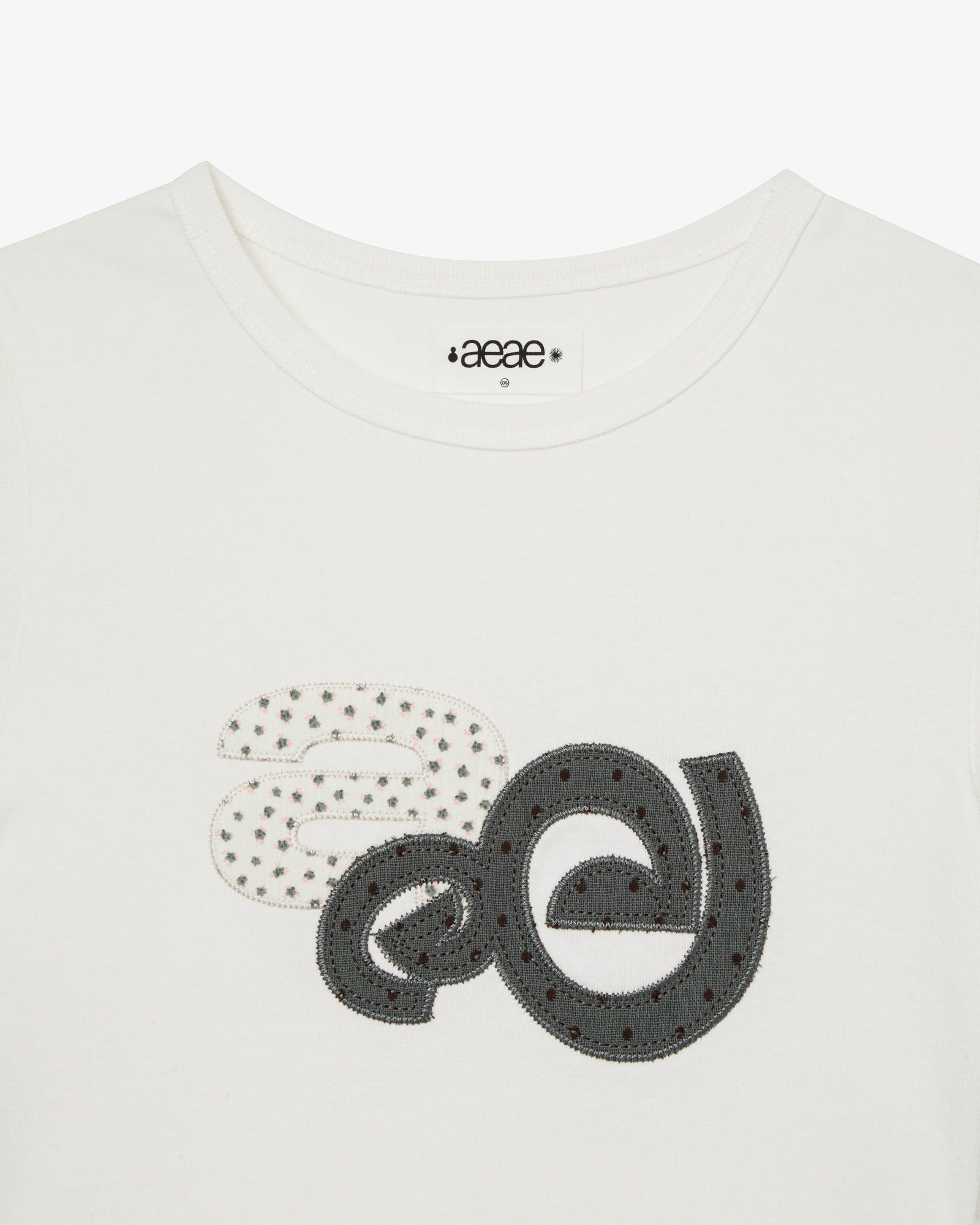 【6月中旬お届けアイテム】APPLIQUE FLOWER LOGO TEE [WHITE]