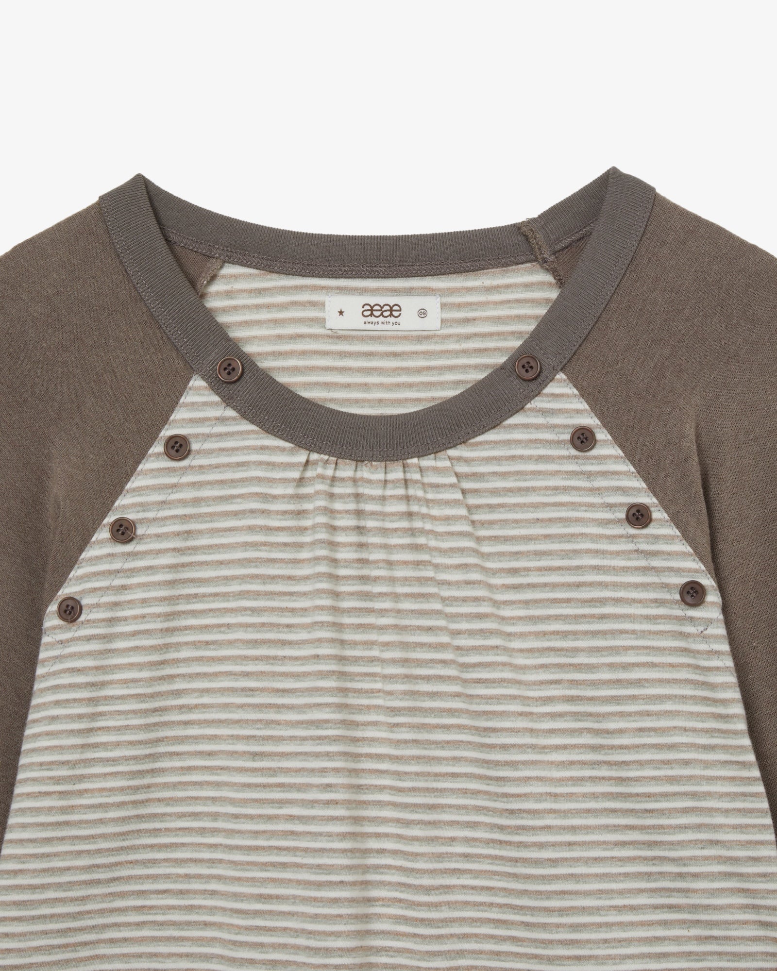 BUTTON SHIRRING POCKET TEE [BROWN]