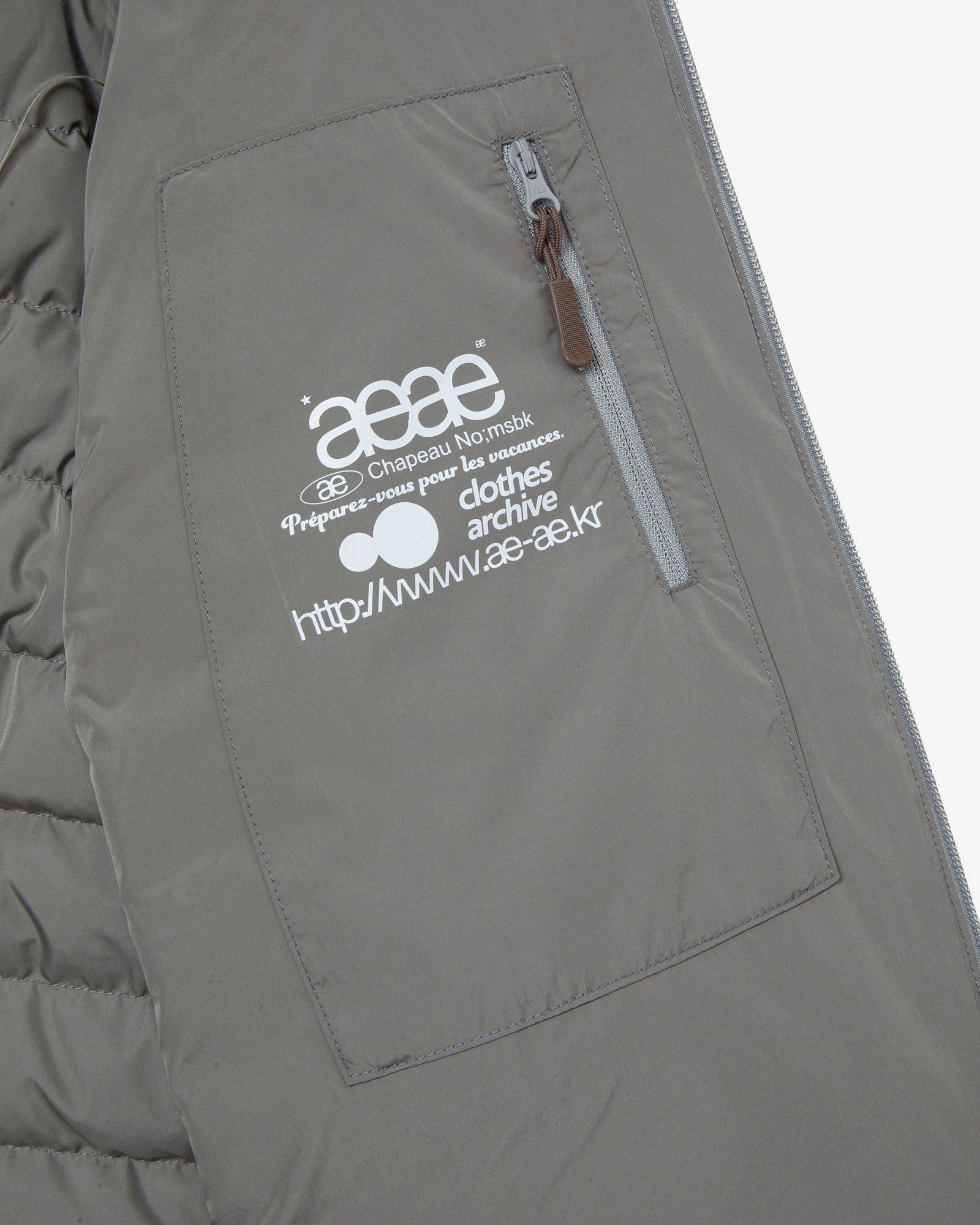 SYMBOL LIGHT DOWN JACKET [BROWN]