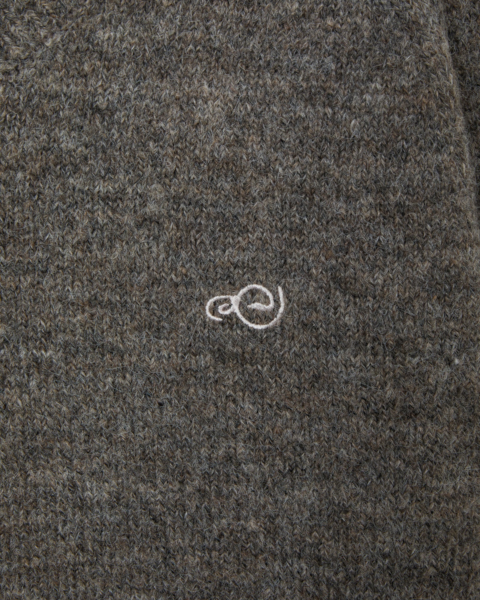 SYMBOL V NECK KNIT [MELANGE BROWN]